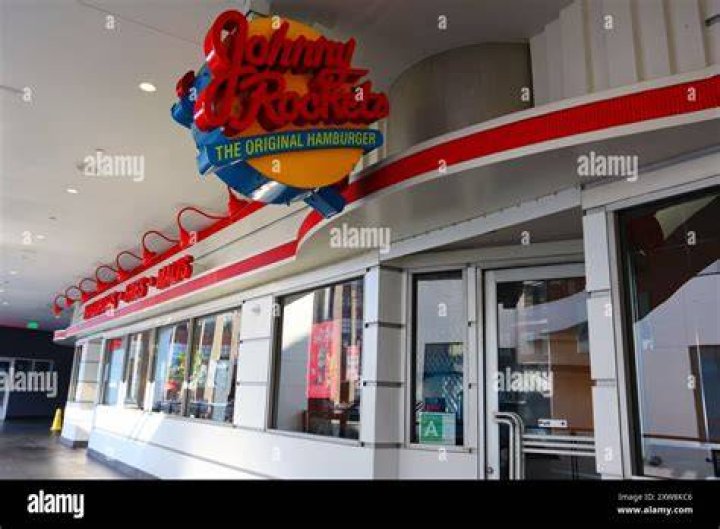 Do Johnny Rockets burgers come with fries