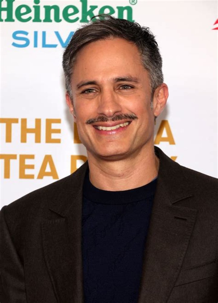 Does Gael Garcia Bernal sing
