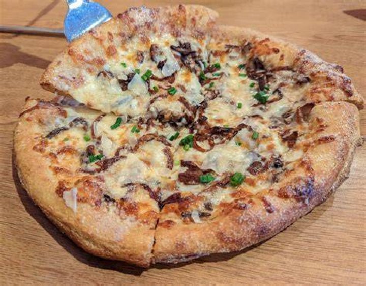 Does Mellow Mushroom Pizza have eggs