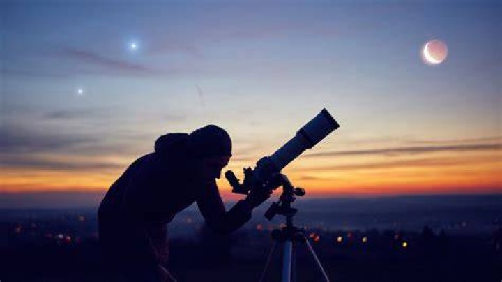 How do Astronomers analyze starlight