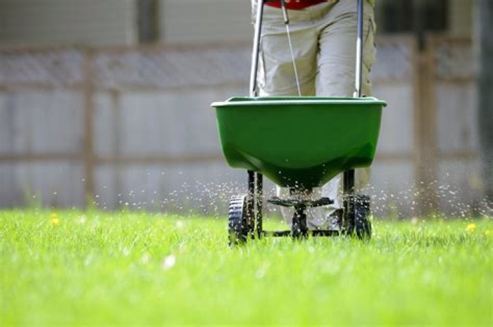 How do you calculate fertilizer spreader