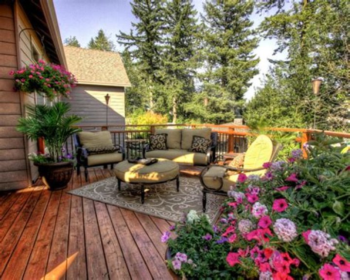 How do you decorate a deck