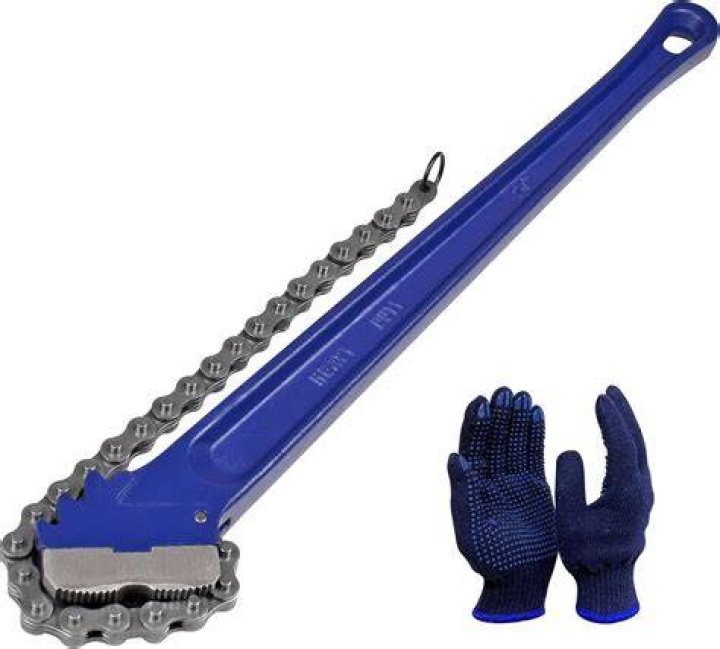 How do you use a chain pipe wrench