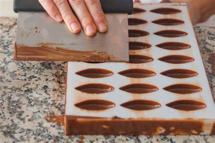 How do you use chocolate molding