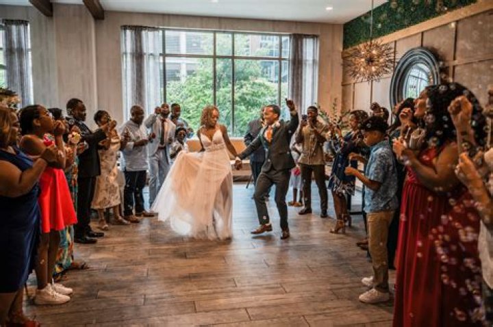 How long should a wedding dance last