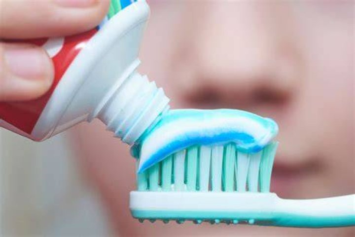 How long should you leave toothpaste on your teeth