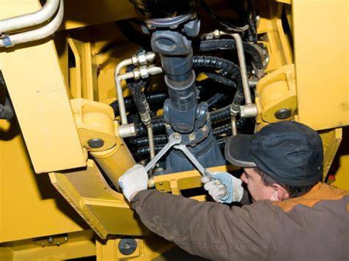 How much do heavy equipment technicians make