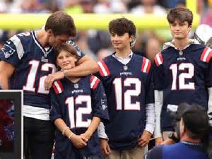 How much longer is Tom Bradys contract