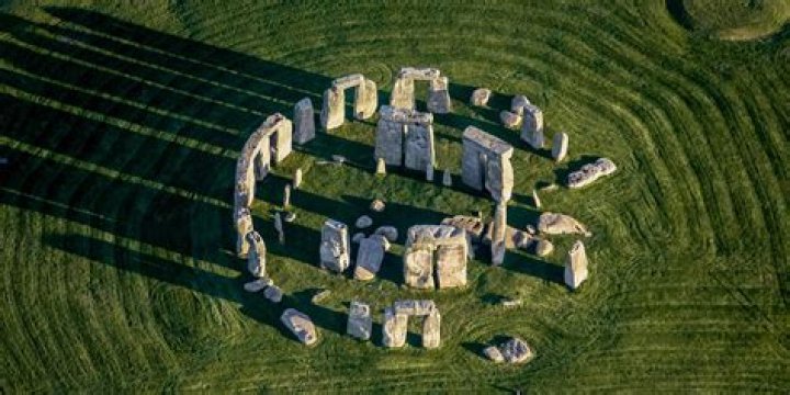 How wide is Stonehenge