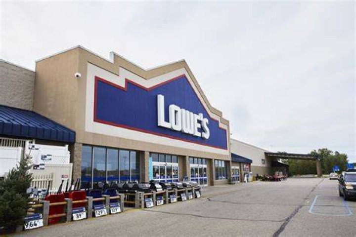What does Lowes do with returned plants