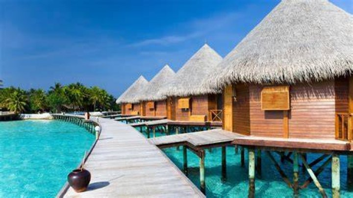 What geographic features make Maldives unique