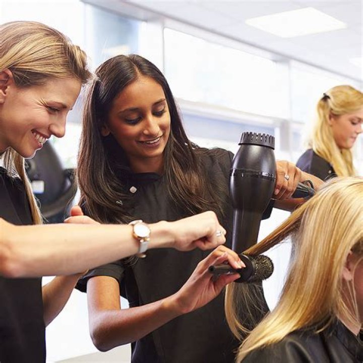 What is a master cosmetologist