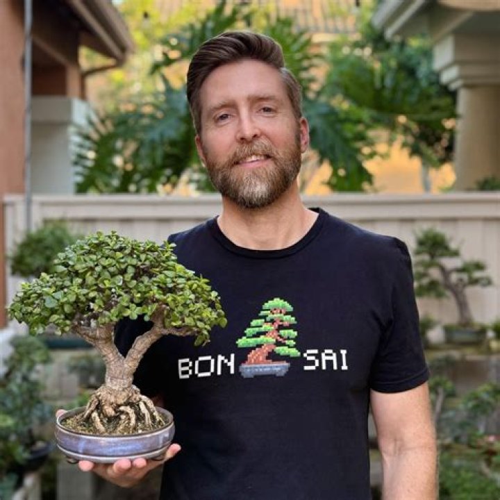 What makes bonsai small