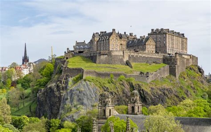 What regiment is based at Edinburgh Castle