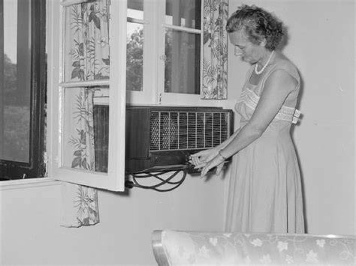 When was refrigerated air conditioning invented